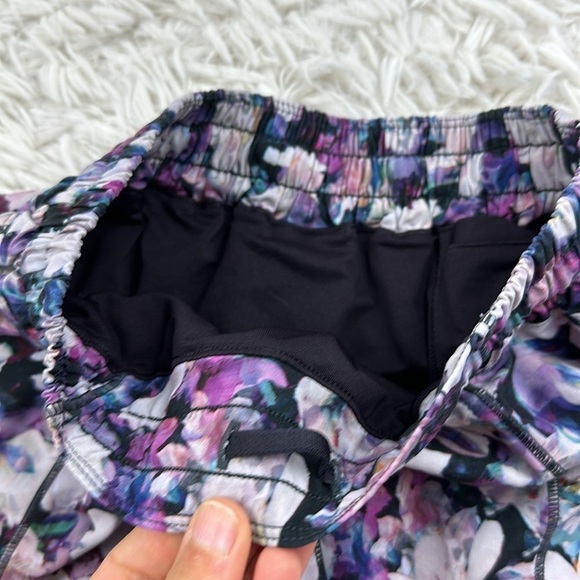 Lululemon Hotty Hot Short II *2.5" Utopia Multi / Deep Phantom - Picture 2 of 5